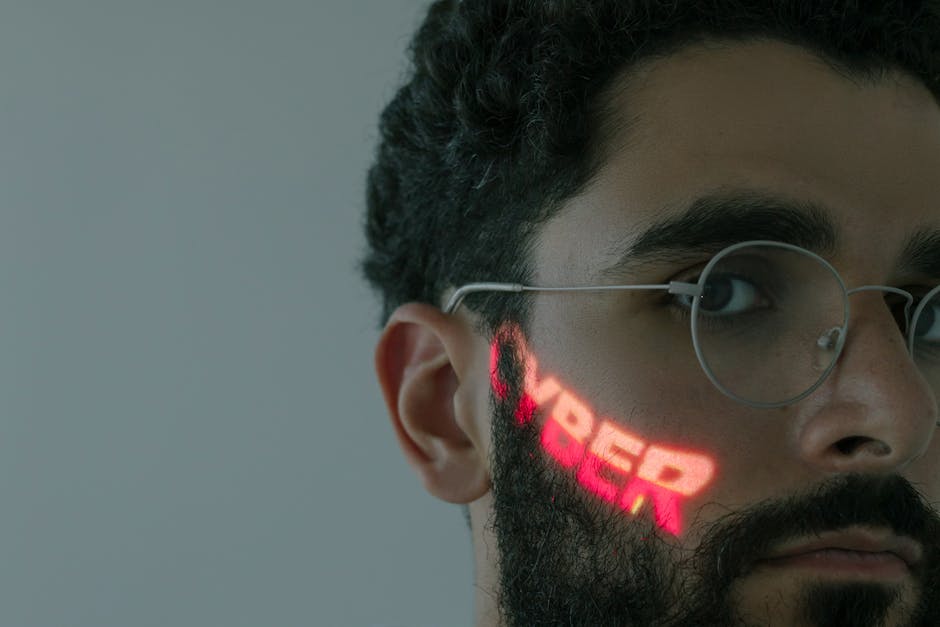 Profesional revisando un panel de datos en una pantalla táctil